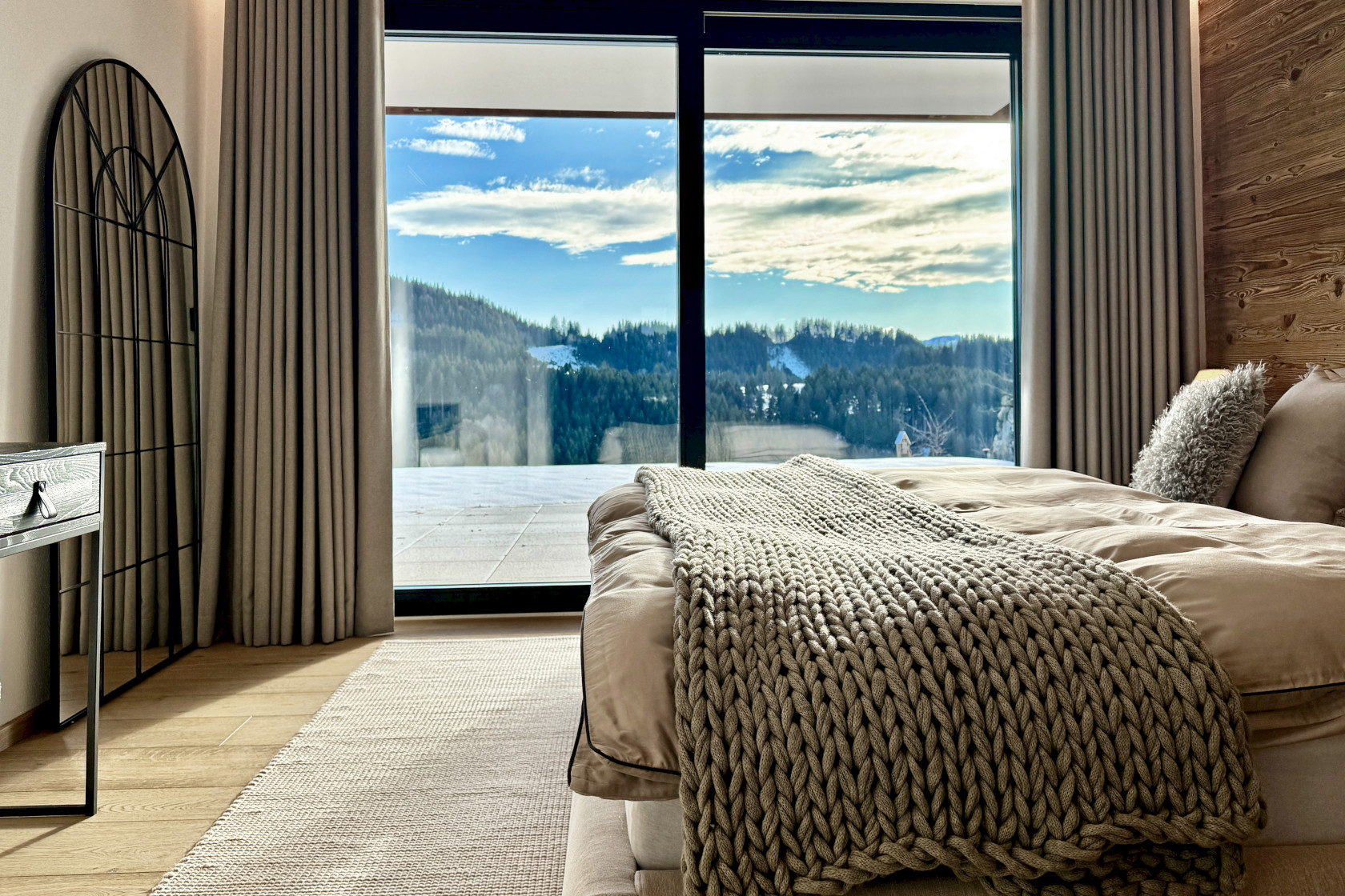 Schlafzimmer mit Doppelbett