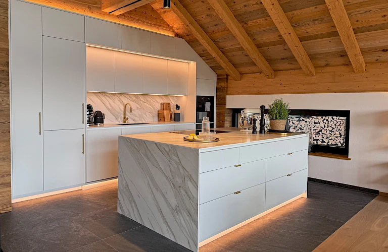 Voll ausgestattete Küche