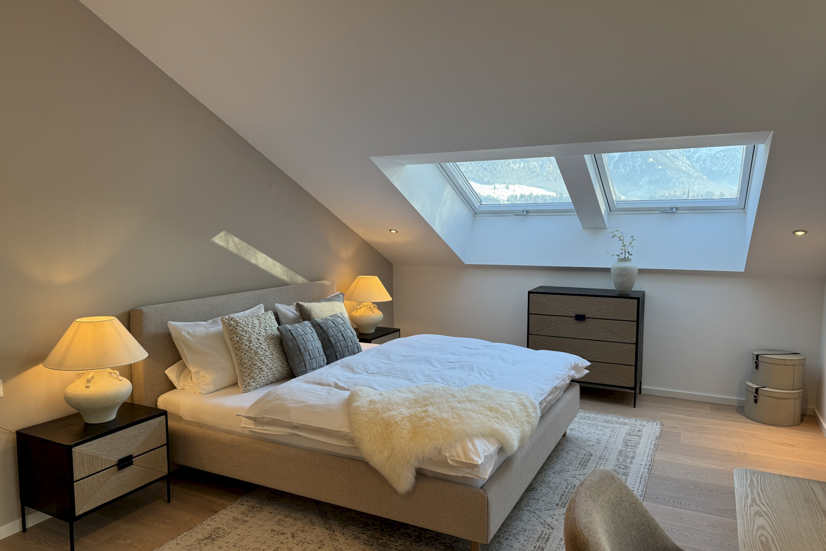 Schlafzimmer mit Doppelbett im Klopfer Haus Oberstdorf