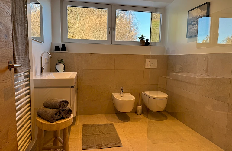 Modernes Bad mit hellen Fliesen