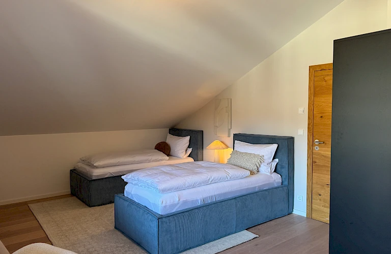 Schlafzimmer mit zwei Einzelbetten und Doppelbett