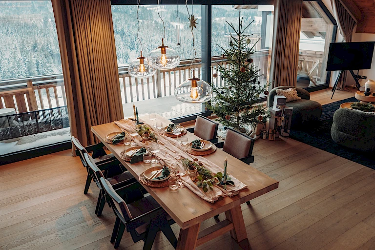 Dekoriertes Ess- & Wohnzimmer im Chalet Mädesüss