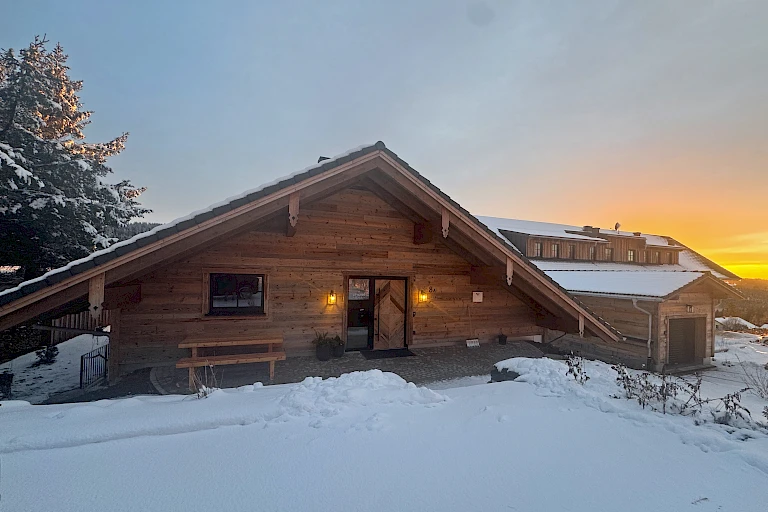 Außenansicht Chalet bei Sonnenuntergang